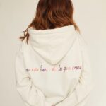 Claudia Álvarez Instagram - NOTICIAAAAAA!!! Estoy muy feliz por la colección de ropa que hice junto a Alexia Ulibarri. Esta sudadera está inspirada en los escarabajos y en recordarnos que SOMOS MAS FUERTES DE LO QUE CREEMOS, está super calientita y lleva un mensaje super poderoso, es ideal para está Navidad. Con la falda buscamos estar cómodas y darle ese toque sexy y relajado. Las botas también las encuentras en mi tienda @cleeostudio Mira la foto 3 para que veas el mensaje!!! Gracias @alexiaulibarridesign x hacer equipo conmigo, te quiero y admiro!