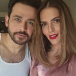 Claudia Álvarez Instagram - Mi @gustavoegelhaaf si si tienes esa energía cuando alguien te acaba d conocer de querer estar cerca de ti, magnetismo puro de talento y alma que me hace sentir muy afortunada de haber compartido UN BUEN DIVORCIO contigo! Hiciste mis días en set y fuera de el hermosos, me retaste, me cuidaste, logramos crear magia y hoy te admiro más y más por ser el sueño de compañero que cualquiera le gustaria tener! Gracias por tu generosidad y por siempre estar dispuesto a dar lo mejor, te he aprendido tanto que quiero seguir aprendiendote toda la vida!!! Quieres ser mi amigo para siempre??? I love you mi Gus hermoso POR MUCHOS PROYECTOS JUNTOS 🥰