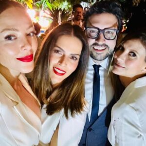 Claudia Álvarez Instagram - Cuando se unen las almas se crece... Los amo y deseo q su vida juntos los haga llegar a lugares llenos de puras bendiciones y amor! #LosCarlos #LosCompadres
