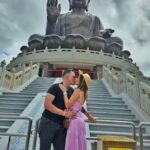 Claudia Álvarez Instagram - Hoy visitamos el Gran Buda (Tian Tan) la representación más grande del mundo de un Buda sentado. Para llegar fué en el Teleférico Ngong Ping 360 las vistas son impactantes durante 25 minutos q es lo q dura el recorrido para llegar al Buda. El caloron está del terror y estoy impactada como Kira ha aguantado perfecto el viaje con la mejor actitud!!!! Hong Kong