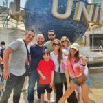 Claudia Álvarez Instagram - Family Trip 💖 Han sido días hermosos, de acoplarnos al horario, de comer deli y mucho, viendo otras culturas!!!! Amo viajar y más en familia xq nos une y nos crea recuerdos para toda la vida!!!! Son los mejores organizadores d viajes @palatinetravellive @vickyalvarezo Para los que quieran recomendaciones d hotel éstos primeros días nos quedamos en el @fssingapore el cuarto es hermoso y el buffet de lo mejor q hay!!!! En éstas fotos estamos en los estudios universal, en India y China town Four Seasons Hotel Singapore