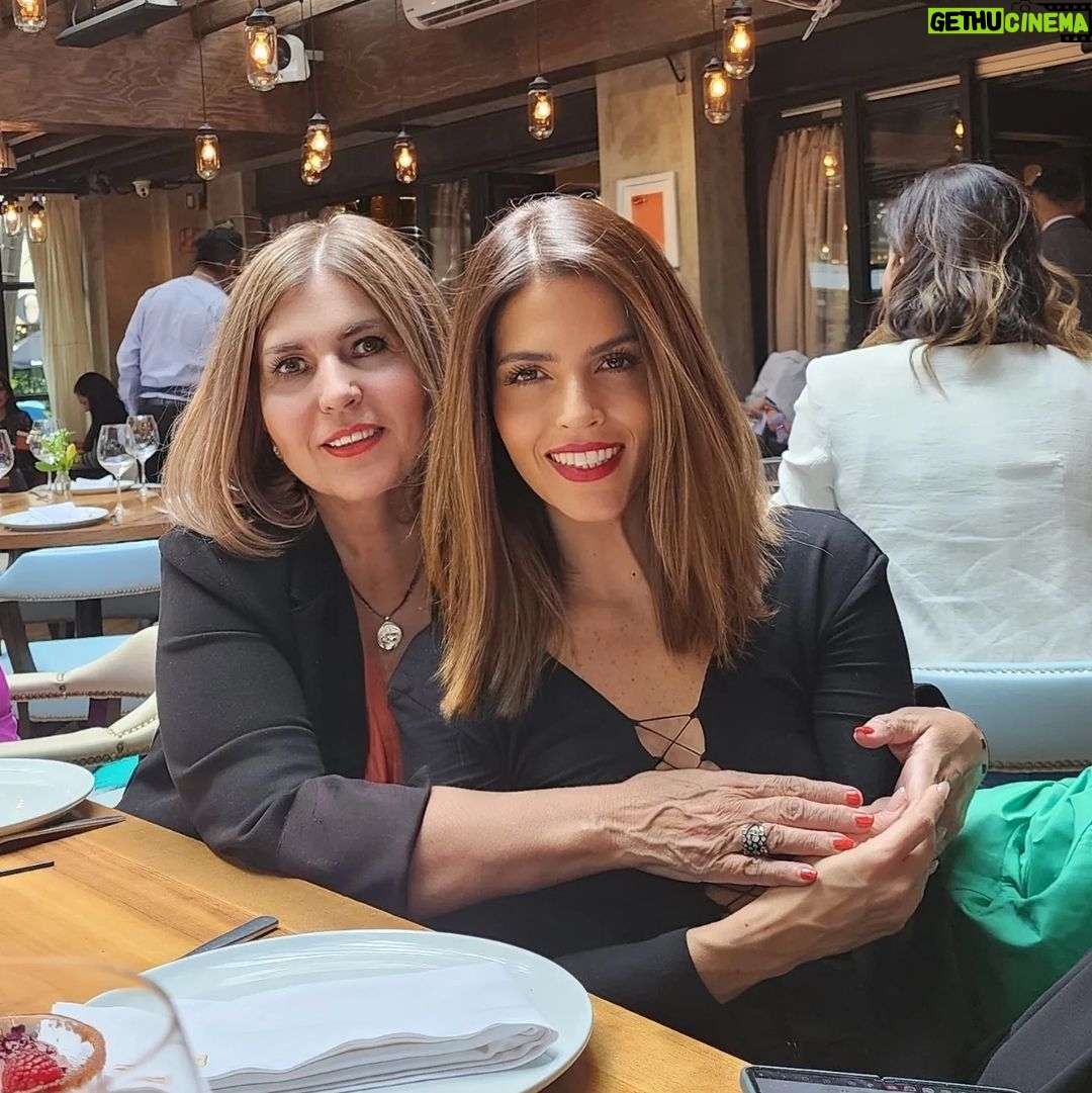 Claudia Álvarez Instagram - Y esta publicación va en especial para ti mamá, por todo lo que haces x nosotros, por el corazón tan hermoso que tienes y porque hoy te valoro más que nunca!!! Gracias por estar para mi siempre! Te amo @vicky_ocamp