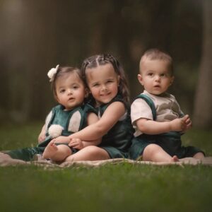 Claudia Álvarez Instagram - Mis babies... Los 3 son mis favoritos!! ❤️💙💚 #LosRovzAlvarez 

Gracias @massielmachucaphotography por éstas fotos tan hermosas, recuerdos que se quedan para siempre!!! Toda la familia te queremos mucho y amamos tu trabajo!!!