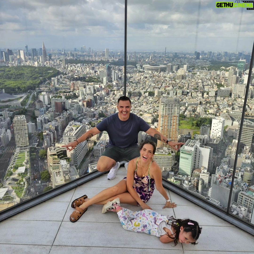 Claudia Álvarez Instagram - Fuimos a Shibuya Sky, un observatorio al aire libre de 360º está en la parte más alta del Shibuya Scramble Square y desde donde tienes las mejores vistas de la ciudad de Tokyo! Y conocimos el Santuario Meiji que es sintoísta! Tokyo, Japan
