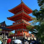 Claudia Álvarez Instagram - Ha sido un día mega activo.... Tren bala para llegar a Kyoto dejar maletas e irnos a turistear con un calor de sensación térmica de 49°C casi el infierno... Se sudo, camino, comió, se volvió a comer y comer, fuimos a unos templos hermosos, el q más me gustó fue Sanjusangendo donde están las 1000 estatuas de Kannon. Si tienen oportunidad vayan a cenar al restaurante Kinobu que está espectacular pero espectacular 👌 jajaja yo en guía d turistas pero quien nos organizó todo el viaje es @palatinetravellive y ellos son los expertoooooos! Kyoto, Japan