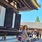 Claudia Álvarez Instagram - Ha sido un día mega activo.... Tren bala para llegar a Kyoto dejar maletas e irnos a turistear con un calor de sensación térmica de 49°C casi el infierno... Se sudo, camino, comió, se volvió a comer y comer, fuimos a unos templos hermosos, el q más me gustó fue Sanjusangendo donde están las 1000 estatuas de Kannon. Si tienen oportunidad vayan a cenar al restaurante Kinobu que está espectacular pero espectacular 👌 jajaja yo en guía d turistas pero quien nos organizó todo el viaje es @palatinetravellive y ellos son los expertoooooos! Kyoto, Japan