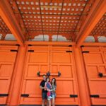 Claudia Álvarez Instagram - Ha sido un día mega activo.... Tren bala para llegar a Kyoto dejar maletas e irnos a turistear con un calor de sensación térmica de 49°C casi el infierno... Se sudo, camino, comió, se volvió a comer y comer, fuimos a unos templos hermosos, el q más me gustó fue Sanjusangendo donde están las 1000 estatuas de Kannon. Si tienen oportunidad vayan a cenar al restaurante Kinobu que está espectacular pero espectacular 👌 jajaja yo en guía d turistas pero quien nos organizó todo el viaje es @palatinetravellive y ellos son los expertoooooos! Kyoto, Japan
