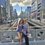 Claudia Álvarez Instagram - Fuimos a Kobe y a Ozaka y que barbaridad la comida en Japón, me vuelvo loca de amor, el mejor Kobe literal en los puestos de la calle Dotombori tienen una calidad brutal, el sushi, todo todo lo amamos. Si vienen les dejo unas recomendaciones para comer!! • El mejor cheesecake q van a probar en su vida esta en Kobe y en Osaka y se llama @kannonya_official plis si van me mandan foto para antojarme q en este viaje no me dió tiempo d ir y no saben mi sufrir... 😭 Pork Gyoza Excelsior Cafe Ice cream Takoyaki: Bolitas de tempura rellenas de pulpo Mozzarella cheese coins (Típicas de la zona) Kobe beef Taiyaki (Peces de pan rellenos de frijol dulce) Turkish Ice cream De nada!!!!! 🤪🍣