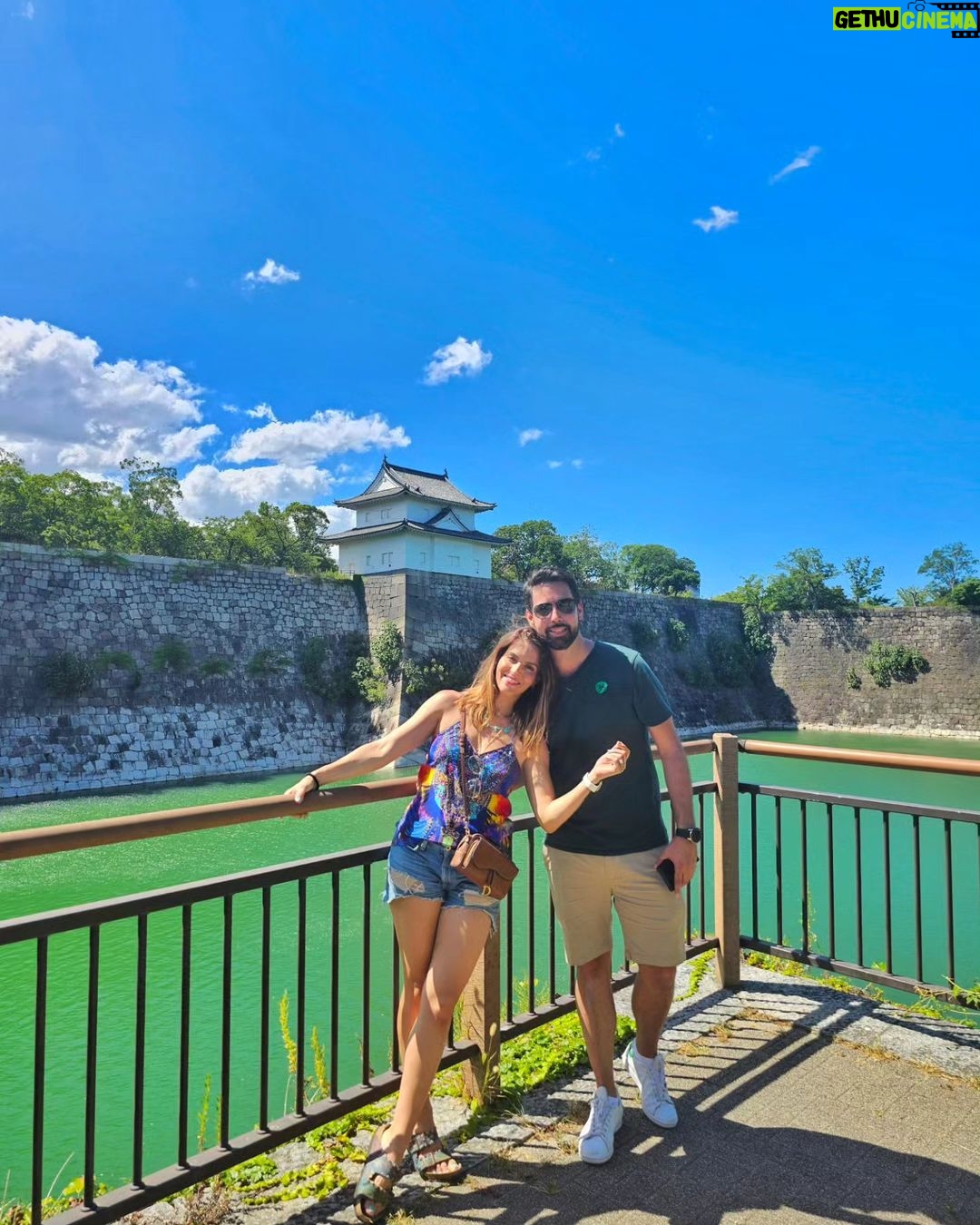 Claudia Álvarez Instagram - Fuimos a Kobe y a Ozaka y que barbaridad la comida en Japón, me vuelvo loca de amor, el mejor Kobe literal en los puestos de la calle Dotombori tienen una calidad brutal, el sushi, todo todo lo amamos. Si vienen les dejo unas recomendaciones para comer!! • El mejor cheesecake q van a probar en su vida esta en Kobe y en Osaka y se llama @kannonya_official plis si van me mandan foto para antojarme q en este viaje no me dió tiempo d ir y no saben mi sufrir... 😭 Pork Gyoza Excelsior Cafe Ice cream Takoyaki: Bolitas de tempura rellenas de pulpo Mozzarella cheese coins (Típicas de la zona) Kobe beef Taiyaki (Peces de pan rellenos de frijol dulce) Turkish Ice cream De nada!!!!! 🤪🍣