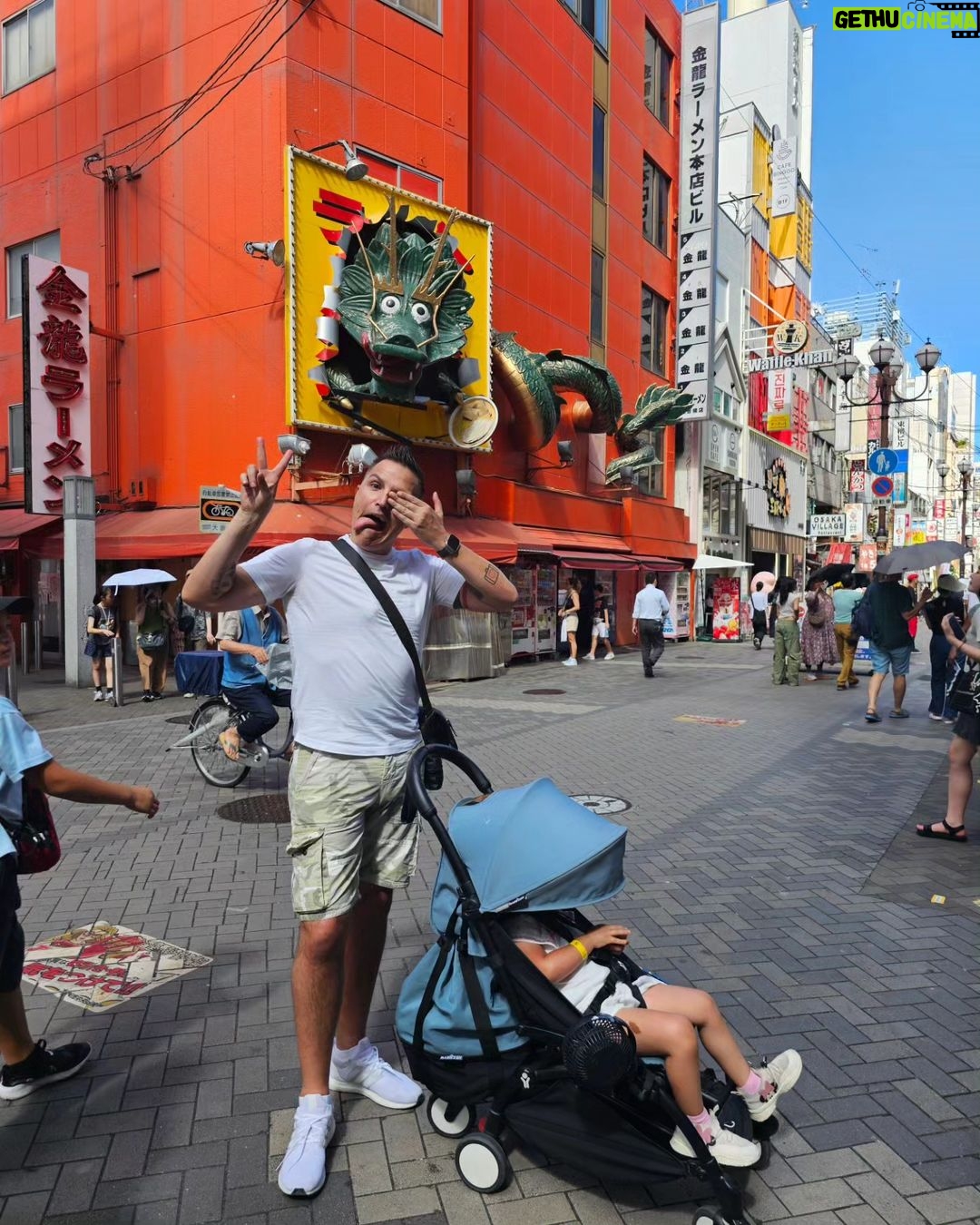 Claudia Álvarez Instagram - Fuimos a Kobe y a Ozaka y que barbaridad la comida en Japón, me vuelvo loca de amor, el mejor Kobe literal en los puestos de la calle Dotombori tienen una calidad brutal, el sushi, todo todo lo amamos. Si vienen les dejo unas recomendaciones para comer!! • El mejor cheesecake q van a probar en su vida esta en Kobe y en Osaka y se llama @kannonya_official plis si van me mandan foto para antojarme q en este viaje no me dió tiempo d ir y no saben mi sufrir... 😭 Pork Gyoza Excelsior Cafe Ice cream Takoyaki: Bolitas de tempura rellenas de pulpo Mozzarella cheese coins (Típicas de la zona) Kobe beef Taiyaki (Peces de pan rellenos de frijol dulce) Turkish Ice cream De nada!!!!! 🤪🍣