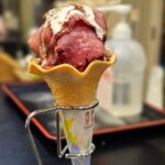Claudia Álvarez Instagram - Fuimos a Kobe y a Ozaka y que barbaridad la comida en Japón, me vuelvo loca de amor, el mejor Kobe literal en los puestos de la calle Dotombori tienen una calidad brutal, el sushi, todo todo lo amamos. Si vienen les dejo unas recomendaciones para comer!! • El mejor cheesecake q van a probar en su vida esta en Kobe y en Osaka y se llama @kannonya_official plis si van me mandan foto para antojarme q en este viaje no me dió tiempo d ir y no saben mi sufrir... 😭 Pork Gyoza Excelsior Cafe Ice cream Takoyaki: Bolitas de tempura rellenas de pulpo Mozzarella cheese coins (Típicas de la zona) Kobe beef Taiyaki (Peces de pan rellenos de frijol dulce) Turkish Ice cream De nada!!!!! 🤪🍣