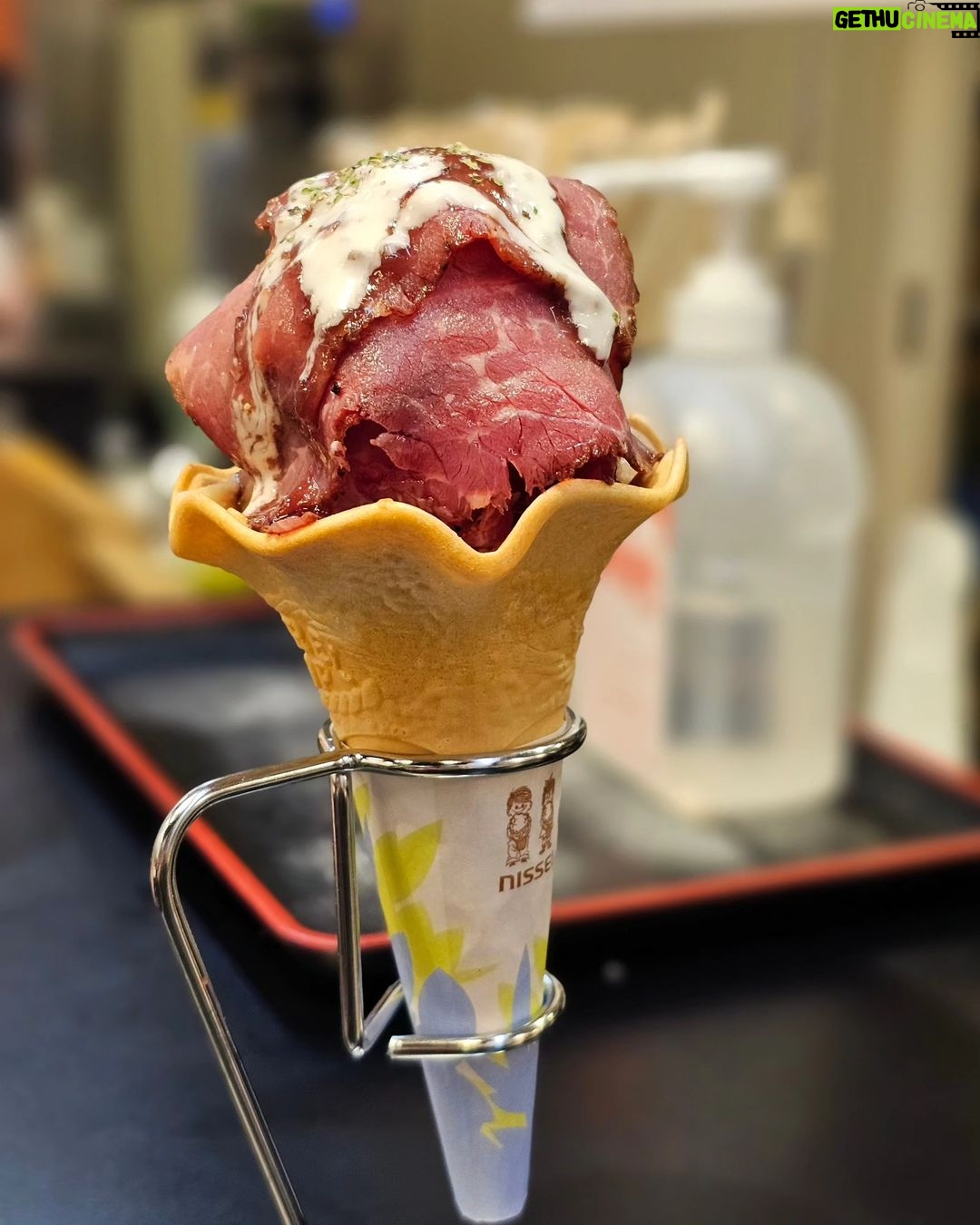 Claudia Álvarez Instagram - Fuimos a Kobe y a Ozaka y que barbaridad la comida en Japón, me vuelvo loca de amor, el mejor Kobe literal en los puestos de la calle Dotombori tienen una calidad brutal, el sushi, todo todo lo amamos. Si vienen les dejo unas recomendaciones para comer!! • El mejor cheesecake q van a probar en su vida esta en Kobe y en Osaka y se llama @kannonya_official plis si van me mandan foto para antojarme q en este viaje no me dió tiempo d ir y no saben mi sufrir... 😭 Pork Gyoza Excelsior Cafe Ice cream Takoyaki: Bolitas de tempura rellenas de pulpo Mozzarella cheese coins (Típicas de la zona) Kobe beef Taiyaki (Peces de pan rellenos de frijol dulce) Turkish Ice cream De nada!!!!! 🤪🍣