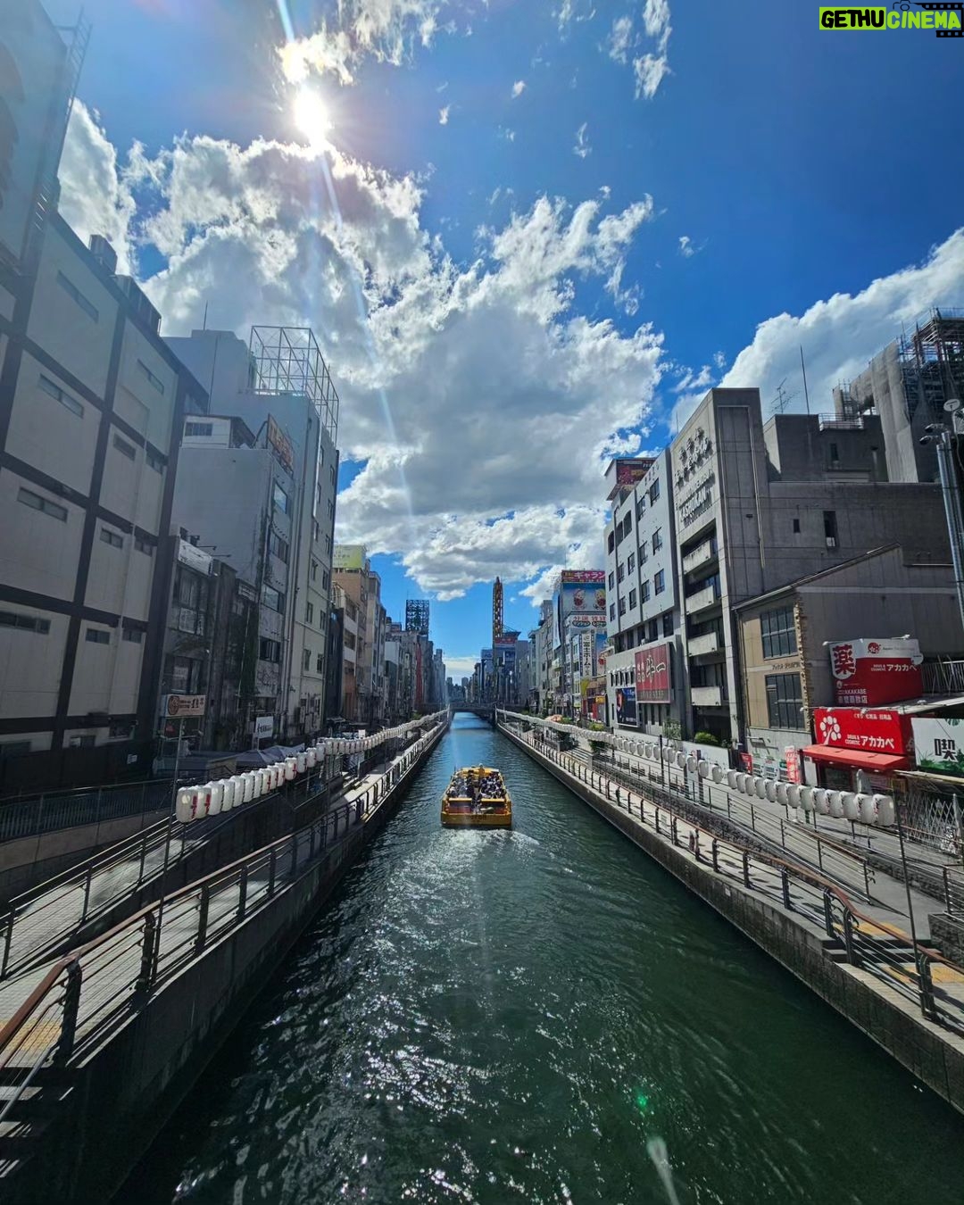 Claudia Álvarez Instagram - Fuimos a Kobe y a Ozaka y que barbaridad la comida en Japón, me vuelvo loca de amor, el mejor Kobe literal en los puestos de la calle Dotombori tienen una calidad brutal, el sushi, todo todo lo amamos. Si vienen les dejo unas recomendaciones para comer!! • El mejor cheesecake q van a probar en su vida esta en Kobe y en Osaka y se llama @kannonya_official plis si van me mandan foto para antojarme q en este viaje no me dió tiempo d ir y no saben mi sufrir... 😭 Pork Gyoza Excelsior Cafe Ice cream Takoyaki: Bolitas de tempura rellenas de pulpo Mozzarella cheese coins (Típicas de la zona) Kobe beef Taiyaki (Peces de pan rellenos de frijol dulce) Turkish Ice cream De nada!!!!! 🤪🍣