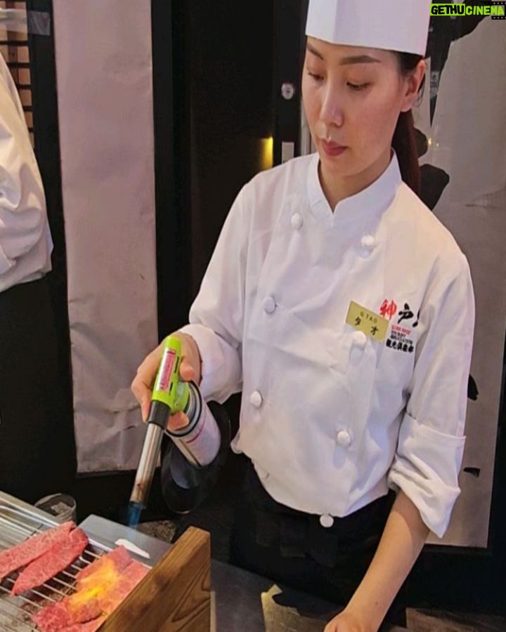 Claudia Álvarez Instagram - Fuimos a Kobe y a Ozaka y que barbaridad la comida en Japón, me vuelvo loca de amor, el mejor Kobe literal en los puestos de la calle Dotombori tienen una calidad brutal, el sushi, todo todo lo amamos. Si vienen les dejo unas recomendaciones para comer!! • El mejor cheesecake q van a probar en su vida esta en Kobe y en Osaka y se llama @kannonya_official plis si van me mandan foto para antojarme q en este viaje no me dió tiempo d ir y no saben mi sufrir... 😭 Pork Gyoza Excelsior Cafe Ice cream Takoyaki: Bolitas de tempura rellenas de pulpo Mozzarella cheese coins (Típicas de la zona) Kobe beef Taiyaki (Peces de pan rellenos de frijol dulce) Turkish Ice cream De nada!!!!! 🤪🍣