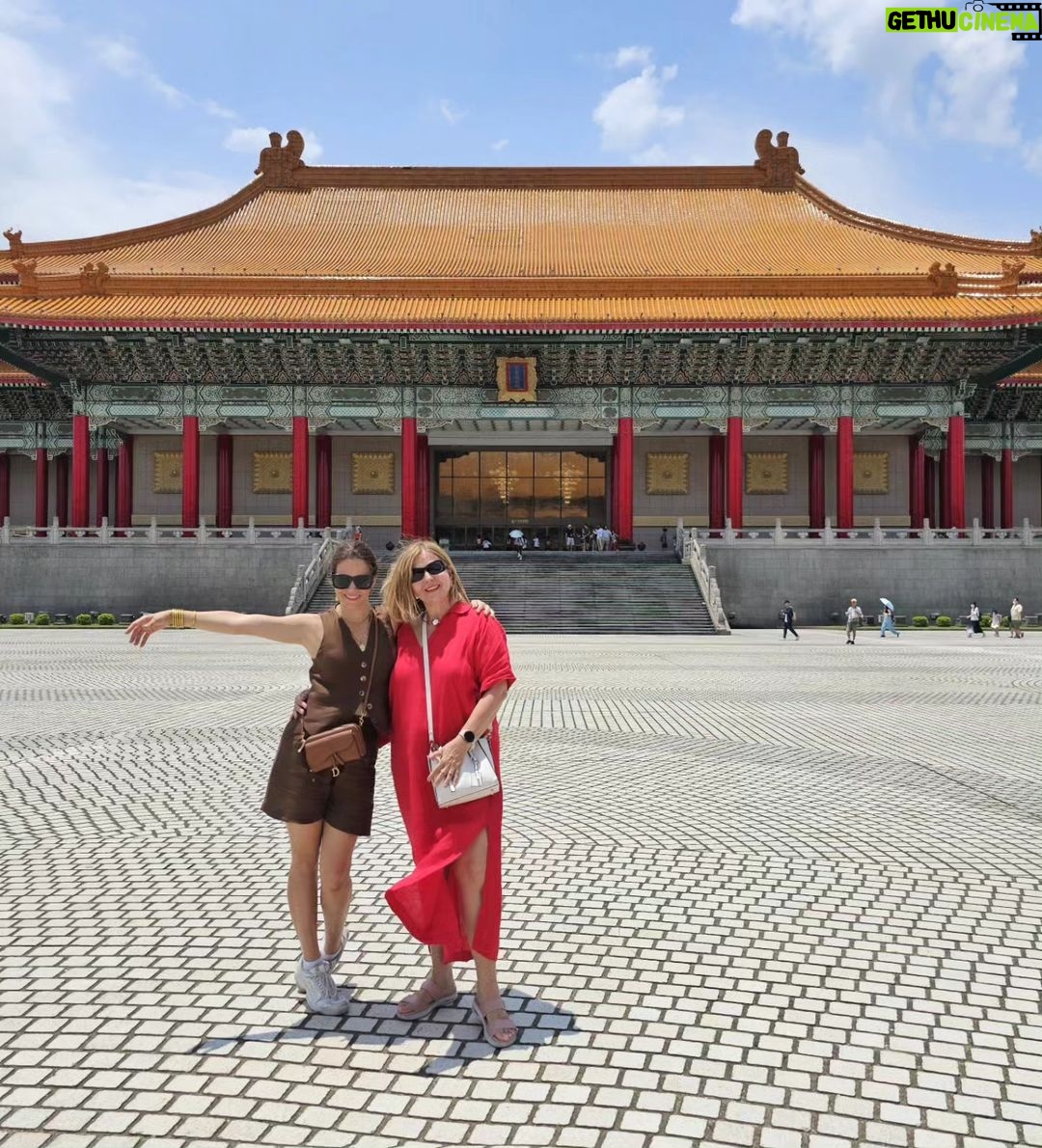 Claudia Álvarez Instagram - Templos, rascacielos y comida espectacular... Así Taipei 💖 Mi ropa la encuentras en @cleeostudio Taipei, Taiwan