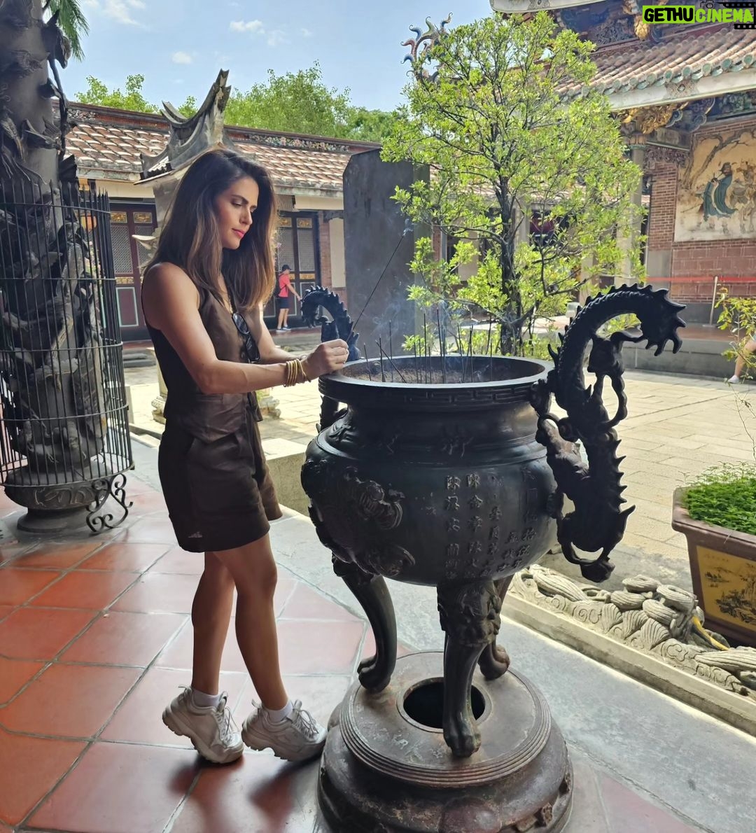 Claudia Álvarez Instagram - Templos, rascacielos y comida espectacular... Así Taipei 💖 Mi ropa la encuentras en @cleeostudio Taipei, Taiwan