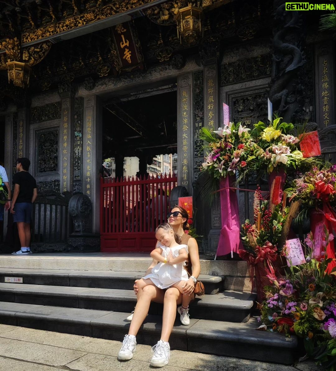 Claudia Álvarez Instagram - Templos, rascacielos y comida espectacular... Así Taipei 💖 Mi ropa la encuentras en @cleeostudio Taipei, Taiwan