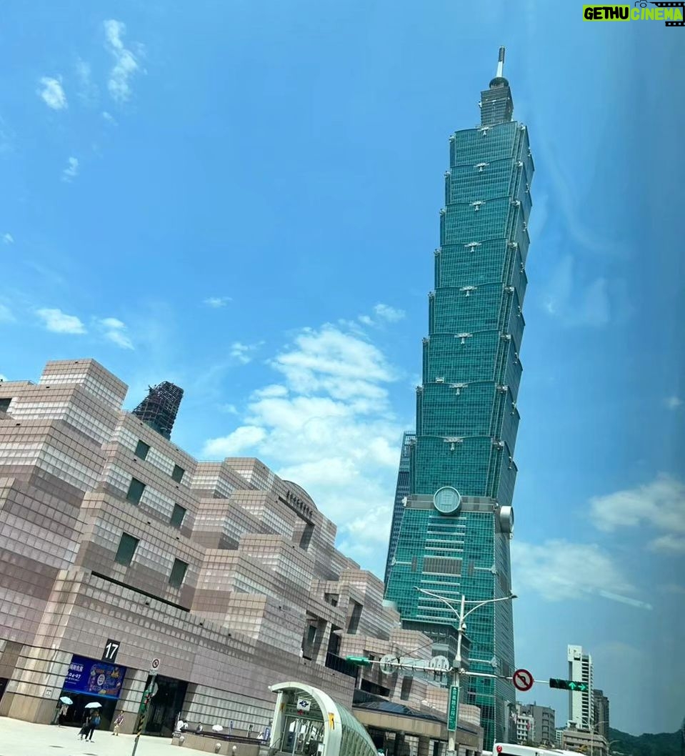 Claudia Álvarez Instagram - Templos, rascacielos y comida espectacular... Así Taipei 💖 Mi ropa la encuentras en @cleeostudio Taipei, Taiwan