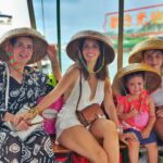 Claudia Álvarez Instagram – Hoy fuimos a Aberdeen un antiguo pueblito de pescadores donde la gente que vive aquí lleva vidas muy tradicionales, sus casas son flotantes. Me encantó xq logras ver el contraste entre lo moderno de Hong Kong como sus rascacielos que son imponentes y alrededor ves los tradicionales juncos de madera en donde siguen viviendo los pescadores.