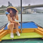 Claudia Álvarez Instagram – Hoy fuimos a Aberdeen un antiguo pueblito de pescadores donde la gente que vive aquí lleva vidas muy tradicionales, sus casas son flotantes. Me encantó xq logras ver el contraste entre lo moderno de Hong Kong como sus rascacielos que son imponentes y alrededor ves los tradicionales juncos de madera en donde siguen viviendo los pescadores.