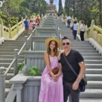 Claudia Álvarez Instagram - Hoy visitamos el Gran Buda (Tian Tan) la representación más grande del mundo de un Buda sentado. Para llegar fué en el Teleférico Ngong Ping 360 las vistas son impactantes durante 25 minutos q es lo q dura el recorrido para llegar al Buda. El caloron está del terror y estoy impactada como Kira ha aguantado perfecto el viaje con la mejor actitud!!!! Hong Kong