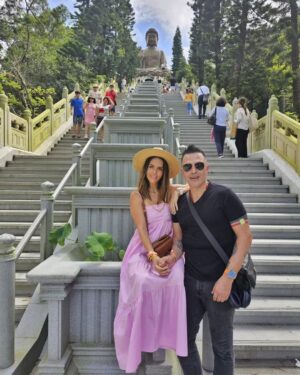 Claudia Álvarez Instagram - Hoy visitamos el Gran Buda (Tian Tan) la representación más grande del mundo de un Buda sentado. Para llegar fué en el Teleférico Ngong Ping 360 las vistas son impactantes durante 25 minutos q es lo q dura el recorrido para llegar al Buda. El caloron está del terror y estoy impactada como Kira ha aguantado perfecto el viaje con la mejor actitud!!!!