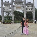 Claudia Álvarez Instagram - Hoy visitamos el Gran Buda (Tian Tan) la representación más grande del mundo de un Buda sentado. Para llegar fué en el Teleférico Ngong Ping 360 las vistas son impactantes durante 25 minutos q es lo q dura el recorrido para llegar al Buda. El caloron está del terror y estoy impactada como Kira ha aguantado perfecto el viaje con la mejor actitud!!!! Hong Kong