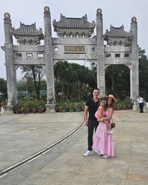 Claudia Álvarez Instagram - Hoy visitamos el Gran Buda (Tian Tan) la representación más grande del mundo de un Buda sentado. Para llegar fué en el Teleférico Ngong Ping 360 las vistas son impactantes durante 25 minutos q es lo q dura el recorrido para llegar al Buda. El caloron está del terror y estoy impactada como Kira ha aguantado perfecto el viaje con la mejor actitud!!!!