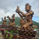 Claudia Álvarez Instagram - Hoy visitamos el Gran Buda (Tian Tan) la representación más grande del mundo de un Buda sentado. Para llegar fué en el Teleférico Ngong Ping 360 las vistas son impactantes durante 25 minutos q es lo q dura el recorrido para llegar al Buda. El caloron está del terror y estoy impactada como Kira ha aguantado perfecto el viaje con la mejor actitud!!!! Hong Kong