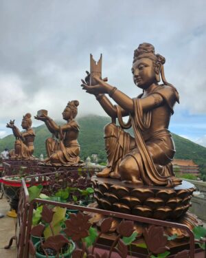 Claudia Álvarez Instagram - Hoy visitamos el Gran Buda (Tian Tan) la representación más grande del mundo de un Buda sentado. Para llegar fué en el Teleférico Ngong Ping 360 las vistas son impactantes durante 25 minutos q es lo q dura el recorrido para llegar al Buda. El caloron está del terror y estoy impactada como Kira ha aguantado perfecto el viaje con la mejor actitud!!!!