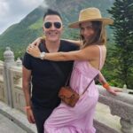 Claudia Álvarez Instagram - Hoy visitamos el Gran Buda (Tian Tan) la representación más grande del mundo de un Buda sentado. Para llegar fué en el Teleférico Ngong Ping 360 las vistas son impactantes durante 25 minutos q es lo q dura el recorrido para llegar al Buda. El caloron está del terror y estoy impactada como Kira ha aguantado perfecto el viaje con la mejor actitud!!!! Hong Kong