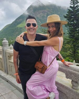 Claudia Álvarez Instagram - Hoy visitamos el Gran Buda (Tian Tan) la representación más grande del mundo de un Buda sentado. Para llegar fué en el Teleférico Ngong Ping 360 las vistas son impactantes durante 25 minutos q es lo q dura el recorrido para llegar al Buda. El caloron está del terror y estoy impactada como Kira ha aguantado perfecto el viaje con la mejor actitud!!!!