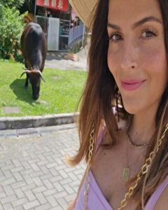 Claudia Álvarez Instagram - Hoy visitamos el Gran Buda (Tian Tan) la representación más grande del mundo de un Buda sentado. Para llegar fué en el Teleférico Ngong Ping 360 las vistas son impactantes durante 25 minutos q es lo q dura el recorrido para llegar al Buda. El caloron está del terror y estoy impactada como Kira ha aguantado perfecto el viaje con la mejor actitud!!!! Hong Kong
