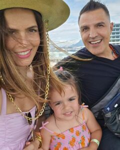 Claudia Álvarez Instagram - Hoy visitamos el Gran Buda (Tian Tan) la representación más grande del mundo de un Buda sentado. Para llegar fué en el Teleférico Ngong Ping 360 las vistas son impactantes durante 25 minutos q es lo q dura el recorrido para llegar al Buda. El caloron está del terror y estoy impactada como Kira ha aguantado perfecto el viaje con la mejor actitud!!!! Hong Kong