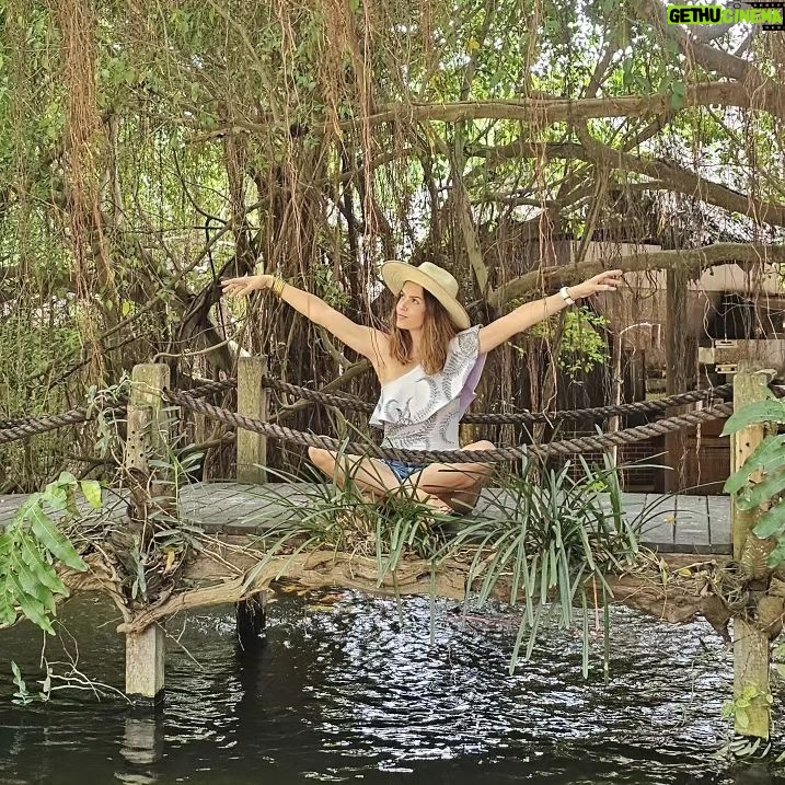 Claudia Álvarez Instagram - Una parte de mi ama viajar, la otra también! Vietnam , Nha Trang