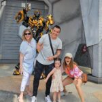 Claudia Álvarez Instagram - Family Trip 💖 Han sido días hermosos, de acoplarnos al horario, de comer deli y mucho, viendo otras culturas!!!! Amo viajar y más en familia xq nos une y nos crea recuerdos para toda la vida!!!! Son los mejores organizadores d viajes @palatinetravellive @vickyalvarezo Para los que quieran recomendaciones d hotel éstos primeros días nos quedamos en el @fssingapore el cuarto es hermoso y el buffet de lo mejor q hay!!!! En éstas fotos estamos en los estudios universal, en India y China town Four Seasons Hotel Singapore