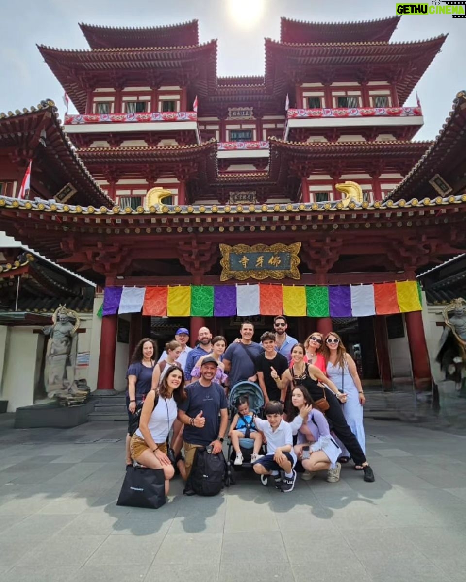 Claudia Álvarez Instagram - Family Trip 💖 Han sido días hermosos, de acoplarnos al horario, de comer deli y mucho, viendo otras culturas!!!! Amo viajar y más en familia xq nos une y nos crea recuerdos para toda la vida!!!! Son los mejores organizadores d viajes @palatinetravellive @vickyalvarezo Para los que quieran recomendaciones d hotel éstos primeros días nos quedamos en el @fssingapore el cuarto es hermoso y el buffet de lo mejor q hay!!!! En éstas fotos estamos en los estudios universal, en India y China town Four Seasons Hotel Singapore