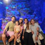 Claudia Álvarez Instagram - Family Trip 💖 Han sido días hermosos, de acoplarnos al horario, de comer deli y mucho, viendo otras culturas!!!! Amo viajar y más en familia xq nos une y nos crea recuerdos para toda la vida!!!! Son los mejores organizadores d viajes @palatinetravellive @vickyalvarezo Para los que quieran recomendaciones d hotel éstos primeros días nos quedamos en el @fssingapore el cuarto es hermoso y el buffet de lo mejor q hay!!!! En éstas fotos estamos en los estudios universal, en India y China town Four Seasons Hotel Singapore