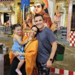 Claudia Álvarez Instagram - Family Trip 💖 Han sido días hermosos, de acoplarnos al horario, de comer deli y mucho, viendo otras culturas!!!! Amo viajar y más en familia xq nos une y nos crea recuerdos para toda la vida!!!! Son los mejores organizadores d viajes @palatinetravellive @vickyalvarezo Para los que quieran recomendaciones d hotel éstos primeros días nos quedamos en el @fssingapore el cuarto es hermoso y el buffet de lo mejor q hay!!!! En éstas fotos estamos en los estudios universal, en India y China town Four Seasons Hotel Singapore