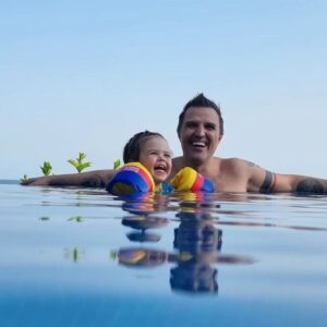 Claudia Álvarez Instagram - Dios sabe lo maravilloso papá que eres que x eso t mando 5 hijos espectaculares!!! Que afortunados todos de tener tu corazón tan cerquita. Te amamos @billyrovzar #TheBestDad