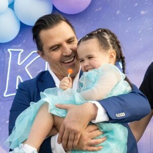 Claudia Álvarez Instagram - Dios sabe lo maravilloso papá que eres que x eso t mando 5 hijos espectaculares!!! Que afortunados todos de tener tu corazón tan cerquita. Te amamos @billyrovzar #TheBestDad