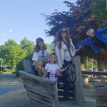 Claudia Álvarez Instagram - Que GRAAAN viaje!!! Me llevé sólo a Kira xq es el plan q tengo si se me da la oportunidad, hacer un viaje con mis 3 hijos x separado para tener momentos únicos. A veces siento q no me da la vida para darles el mismo tiempo a cada uno y creo q el viajar sola con ellos x separado puede ser maravilloso para crear recuerdos especiales. Y así también lo haré con mis twins o en la semana me llevo sólo a uno x un helado y luego a otro y luego los 3 juntos y así.... Regreso con mi corazón llenito de amor y agradecida con @vickyalvarezo @grihbany y Max x hacer d éste viaje un sueño!!! 🇨🇦🇨🇦🇨🇦🇨🇦🇨🇦 Canada Vancouver