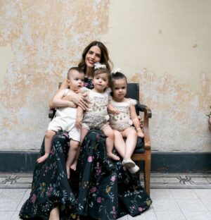 Claudia Álvarez Instagram - Lo que más le pido a la vida como mamá es que nunca dejen de soñar, de luchar por lo que creen,  que hagan de éste mundo un lugar mejor lleno de amor y empatía por los demás. Crean en el amor, en que existe mucha gente que va a querer compartir el corazón entero sin miedos como nosotros sus papis, sus hermanos, familia y muchos amigos que harán durante su vida. Que siempre estén rodeados de ésa gente que los impulse a ser mejores y yo como su mami toda mi vida estaré para ustedes, en cualquier circunstancia para amarlos y guiarlos en amor y confianza! Los amo tal cual son, son perfectos para mi y me siento honrada con Diosito por tener el privilegio de ser su mamá! Mi cosho (kira), mi champi (Clio)  y mi guapo (Billy) gracias x ser los mejores maestros que le pude pedir al Universo! SOY MAMÁ Y SON UN SUEÑO DE HIJOS!!! 
#TodaLaVidaTodosLosDías 

@diorbeauty @dior @diorbeautylovers

Foto: @mayracarreno
MakeUp: @salvadorgonzalezmakeup
Hair: @gabiokka 
Styling: @ruthbuendiap
Film: @arturogomezdirector