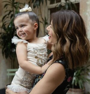 Claudia Álvarez Instagram - Lo que más le pido a la vida como mamá es que nunca dejen de soñar, de luchar por lo que creen,  que hagan de éste mundo un lugar mejor lleno de amor y empatía por los demás. Crean en el amor, en que existe mucha gente que va a querer compartir el corazón entero sin miedos como nosotros sus papis, sus hermanos, familia y muchos amigos que harán durante su vida. Que siempre estén rodeados de ésa gente que los impulse a ser mejores y yo como su mami toda mi vida estaré para ustedes, en cualquier circunstancia para amarlos y guiarlos en amor y confianza! Los amo tal cual son, son perfectos para mi y me siento honrada con Diosito por tener el privilegio de ser su mamá! Mi cosho (kira), mi champi (Clio)  y mi guapo (Billy) gracias x ser los mejores maestros que le pude pedir al Universo! SOY MAMÁ Y SON UN SUEÑO DE HIJOS!!! 
#TodaLaVidaTodosLosDías 

@diorbeauty @dior @diorbeautylovers

Foto: @mayracarreno
MakeUp: @salvadorgonzalezmakeup
Hair: @gabiokka 
Styling: @ruthbuendiap
Film: @arturogomezdirector