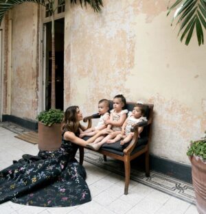 Claudia Álvarez Instagram - Lo que más le pido a la vida como mamá es que nunca dejen de soñar, de luchar por lo que creen,  que hagan de éste mundo un lugar mejor lleno de amor y empatía por los demás. Crean en el amor, en que existe mucha gente que va a querer compartir el corazón entero sin miedos como nosotros sus papis, sus hermanos, familia y muchos amigos que harán durante su vida. Que siempre estén rodeados de ésa gente que los impulse a ser mejores y yo como su mami toda mi vida estaré para ustedes, en cualquier circunstancia para amarlos y guiarlos en amor y confianza! Los amo tal cual son, son perfectos para mi y me siento honrada con Diosito por tener el privilegio de ser su mamá! Mi cosho (kira), mi champi (Clio)  y mi guapo (Billy) gracias x ser los mejores maestros que le pude pedir al Universo! SOY MAMÁ Y SON UN SUEÑO DE HIJOS!!! 
#TodaLaVidaTodosLosDías 

@diorbeauty @dior @diorbeautylovers

Foto: @mayracarreno
MakeUp: @salvadorgonzalezmakeup
Hair: @gabiokka 
Styling: @ruthbuendiap
Film: @arturogomezdirector