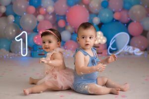 Claudia Álvarez Instagram - Pude hacer sus fotitos d un año 3 meses después pero más vale tarde que nunca!!! Amo que mis babies tengan recuerdos hermosos de su infancia y quién mejor que @mostazaphotography para capturar sus mejores momentos!!! Gracias x todo tu talento!! Y siiiiiiiiii la vida pasa muy rápido y ya cumplieron su primer añito los amores d mi vida!!! 🩷🩵 #TodaLaVidaTodosLosDias #Billy #Clio #Twins