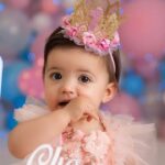 Claudia Álvarez Instagram - Pude hacer sus fotitos d un año 3 meses después pero más vale tarde que nunca!!! Amo que mis babies tengan recuerdos hermosos de su infancia y quién mejor que @mostazaphotography para capturar sus mejores momentos!!! Gracias x todo tu talento!! Y siiiiiiiiii la vida pasa muy rápido y ya cumplieron su primer añito los amores d mi vida!!! 🩷🩵 #TodaLaVidaTodosLosDias #Billy #Clio #Twins