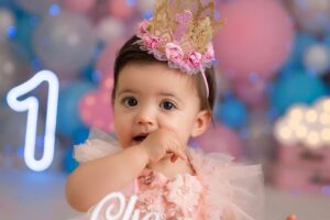 Claudia Álvarez Instagram - Pude hacer sus fotitos d un año 3 meses después pero más vale tarde que nunca!!! Amo que mis babies tengan recuerdos hermosos de su infancia y quién mejor que @mostazaphotography para capturar sus mejores momentos!!! Gracias x todo tu talento!! Y siiiiiiiiii la vida pasa muy rápido y ya cumplieron su primer añito los amores d mi vida!!! 🩷🩵 #TodaLaVidaTodosLosDias #Billy #Clio #Twins