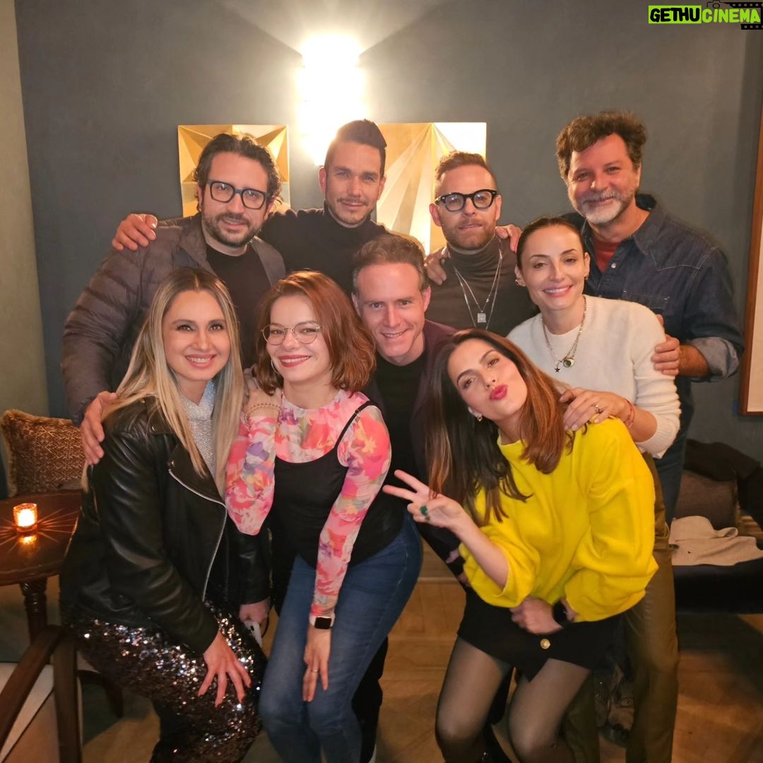 Claudia Álvarez Instagram - Puedo trabajar con muchisima gente, pero el amor que formamos cuando estudiamos en la 7ma generación no se compara con nada! Los AMO desde hace 21 años y esto será para toda mi eternidad! @aztecacefat Soho House Mexico City