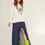 Claudia Álvarez Instagram - NOTICIAAAAAA!!! Estoy muy feliz por la colección de ropa que hice junto a Alexia Ulibarri. Esta sudadera está inspirada en los escarabajos y en recordarnos que SOMOS MAS FUERTES DE LO QUE CREEMOS, está super calientita y lleva un mensaje super poderoso, es ideal para está Navidad. Con la falda buscamos estar cómodas y darle ese toque sexy y relajado. Las botas también las encuentras en mi tienda @cleeostudio Mira la foto 3 para que veas el mensaje!!! Gracias @alexiaulibarridesign x hacer equipo conmigo, te quiero y admiro!